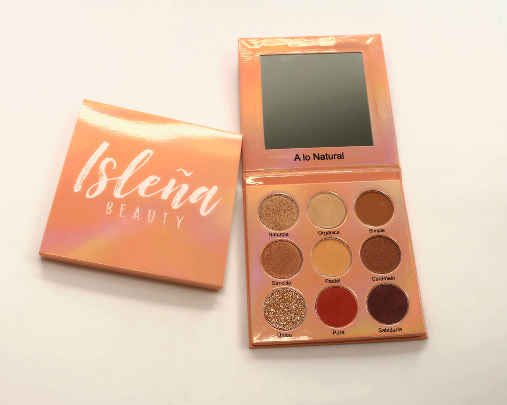 A lo Natural has 9 neutral tones  5 shimmers 3 Mattes and 1 Glitter  Esta paleta tiene colores Naturales con suficiente brillo para brillar todo el día y noche. 